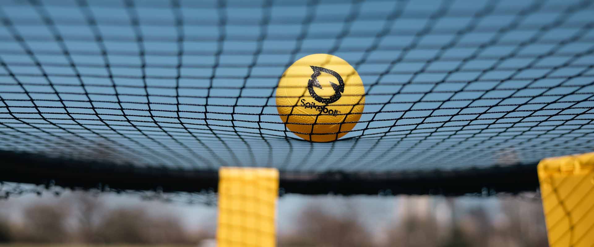 Balle « Yellow Weekender » heurtant la face inférieure d'un filet lors d'une partie en plein air