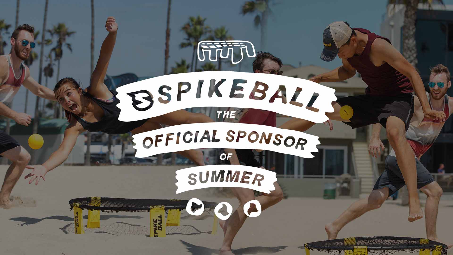 Quatre joueurs plongent et sautent en jouant au Spikeball sur une plage ensoleillée, avec le texte superposé « Spikeball, commanditaire officiel de l'été ».